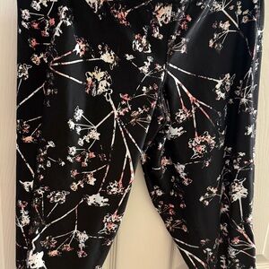Livi Active Black Floral Print Capri Leggings 14/16